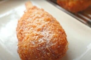Sprinkle the golden brown fried ice cream with icing sugar