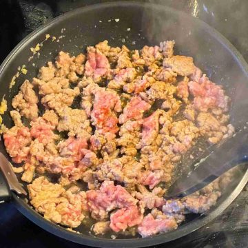 add mince meat to garlic ginger in pan