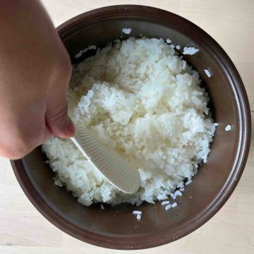 mix sushi vinegar into rice