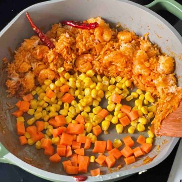add corn carrots to prawn rice