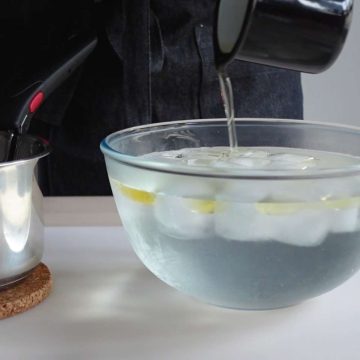 add oil to chilled water bowl