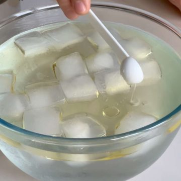 pour agar mix into bowl