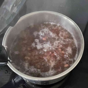 Boil red beans in pot