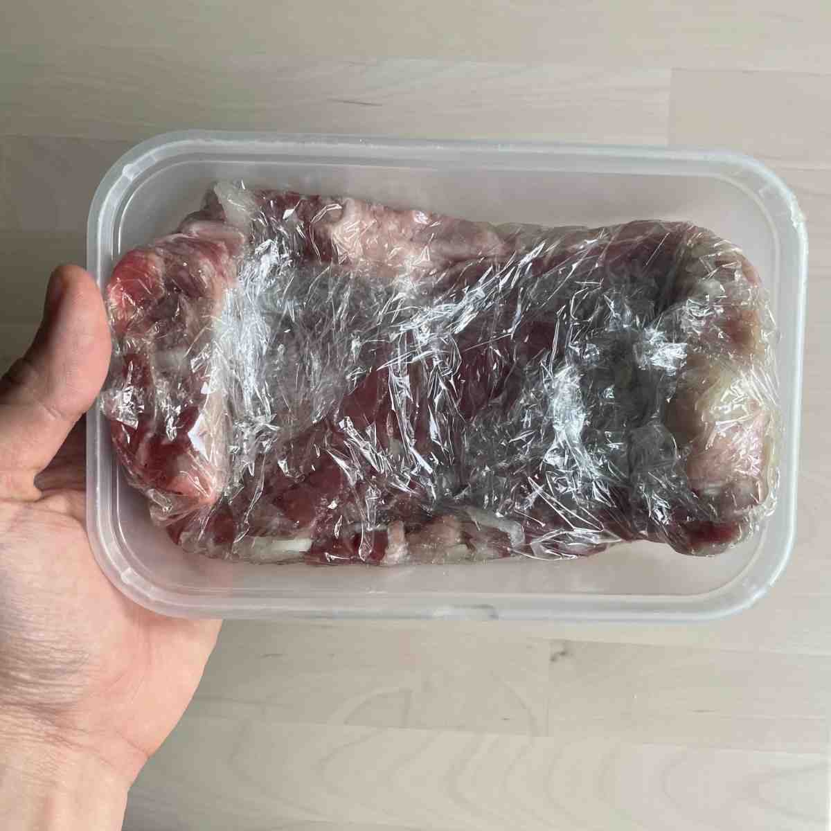 Keep marinated beef in cling film