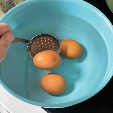 eggs in cold water bath