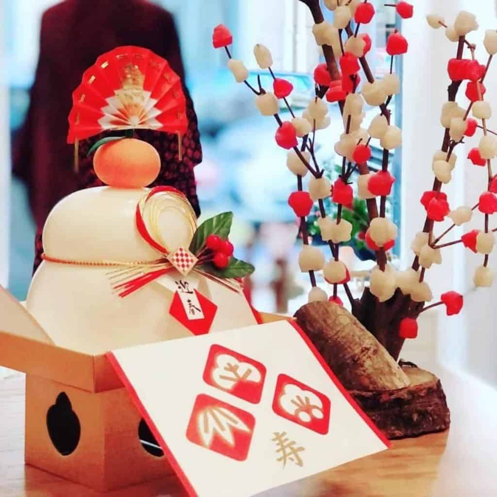 Kagami mochi with traditional japanese new year decoration
