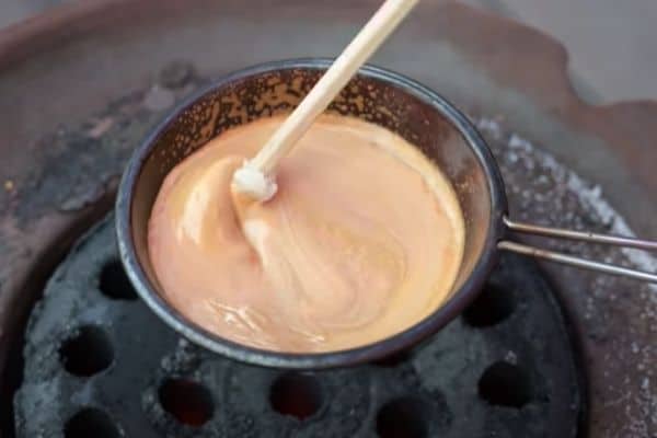 Mix baking soda with sugar in ladle