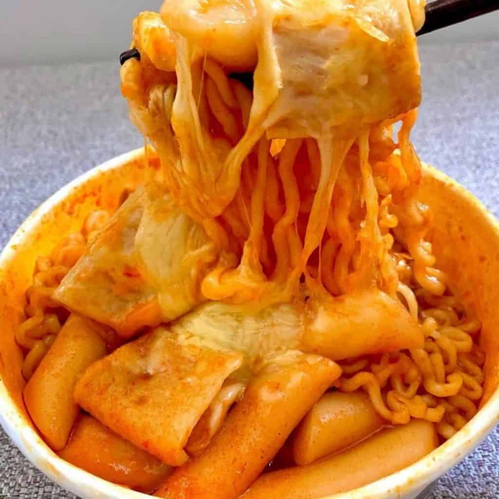 Instant noodles with cheese, tteokbokki and fish cake