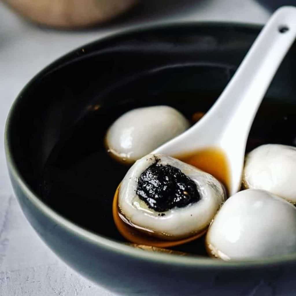 Glutinous rice balls with black sesame paste as filling
