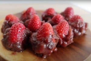 Wrap the strawberries with red bean paste