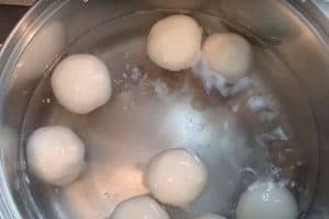 Boil the tang yuan until they float