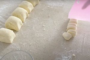 Divide the dough into 10 portion, and then into 8 small balls per portion