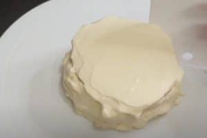 Spread the buttercream on each layer