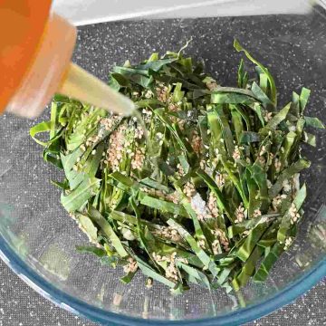 Toss crispy seaweed with seasoning