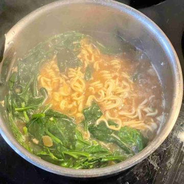 add spinach to ramen and miso broth