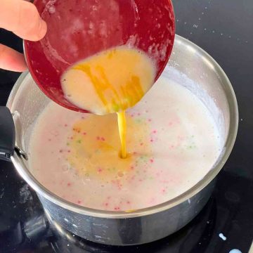 Add beaten egg into pudding mix