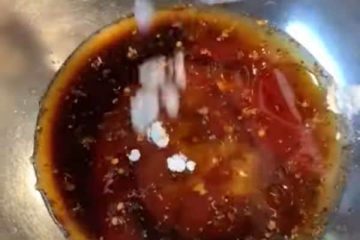 Mix ketchup, garlic, soy sauce, sugar, and sesame oil to make the capital sauce