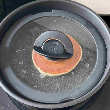 cover lid to cook dorayaki in steam