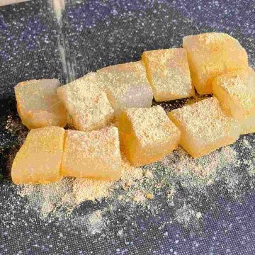 sprinkle soybean flour on warabi mochi