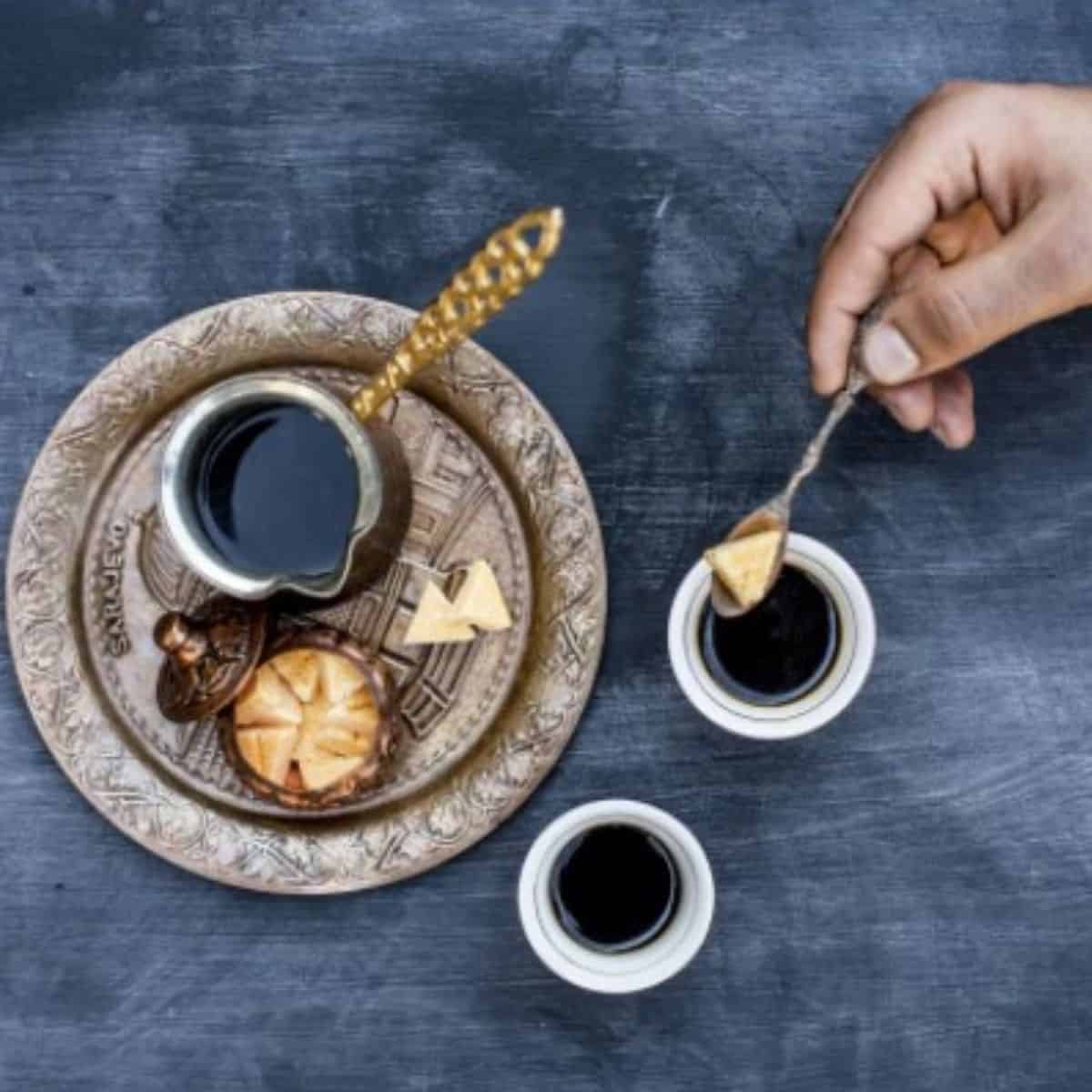 Una Caffettiera in Rame Cezve Ibrik Jezve il Sogno Volume di 280 Millilitri con Manico in Legno per Preparare Bevanda di Caffè Greco Orientale Turco 