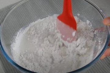Mix sugar, glutinous rice flour and water