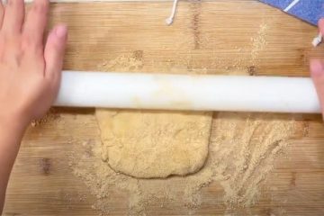 Roll the dough in soybean powder