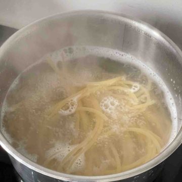 cook spaghetti in pot