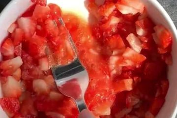 Mash strawberries to make puree