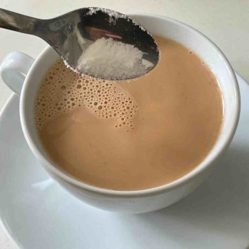 Adding sugar to Japanese milk tea