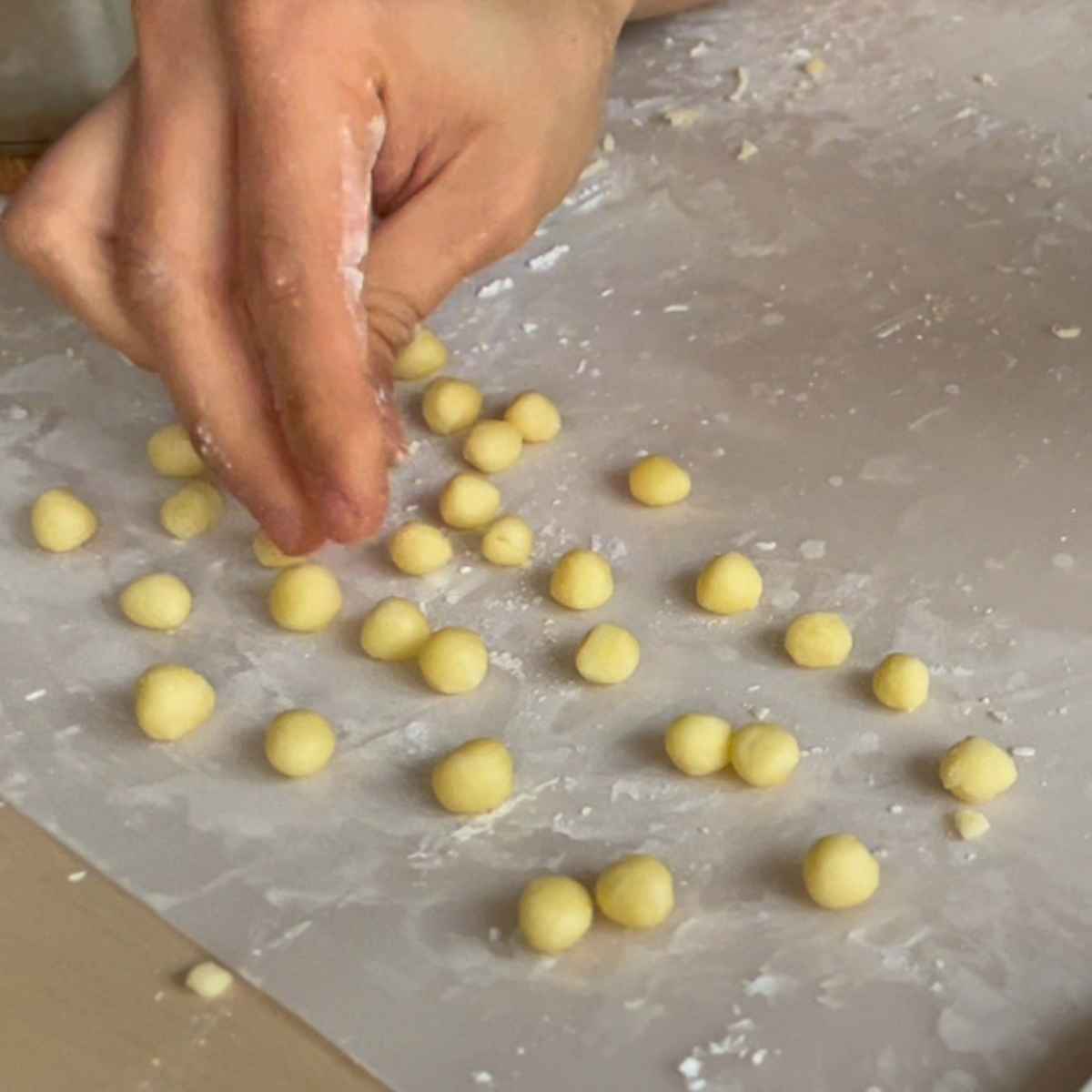 Making mango tapioca pearls