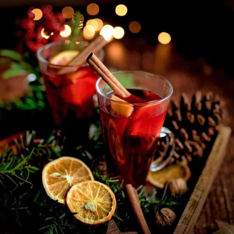 2 cups of non-alcoholic mulled wine with lemon and cinnamon stick