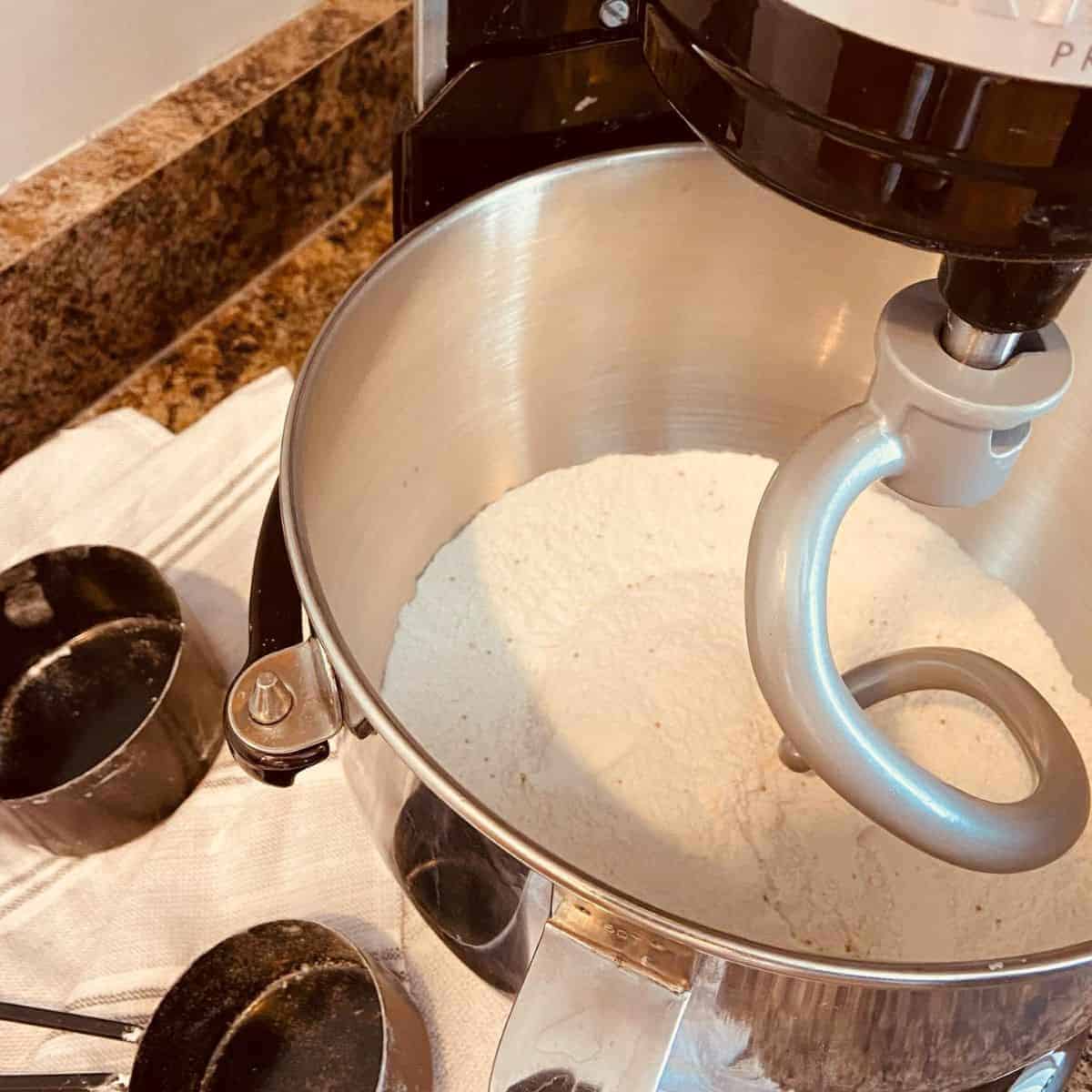 Electric Mixer with 2 measuring cup on the side