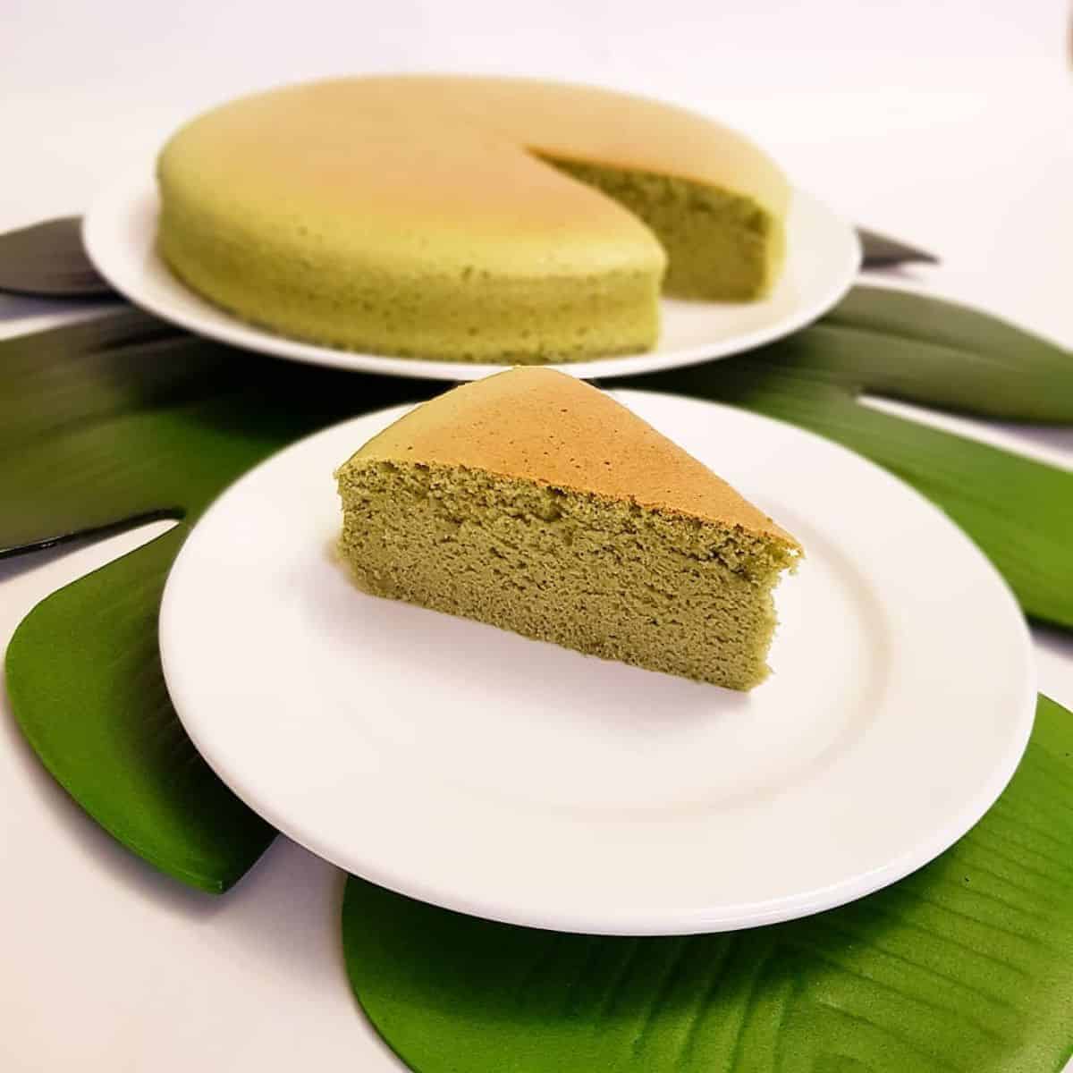 Round Matcha Sponge Cake with leaf placemat