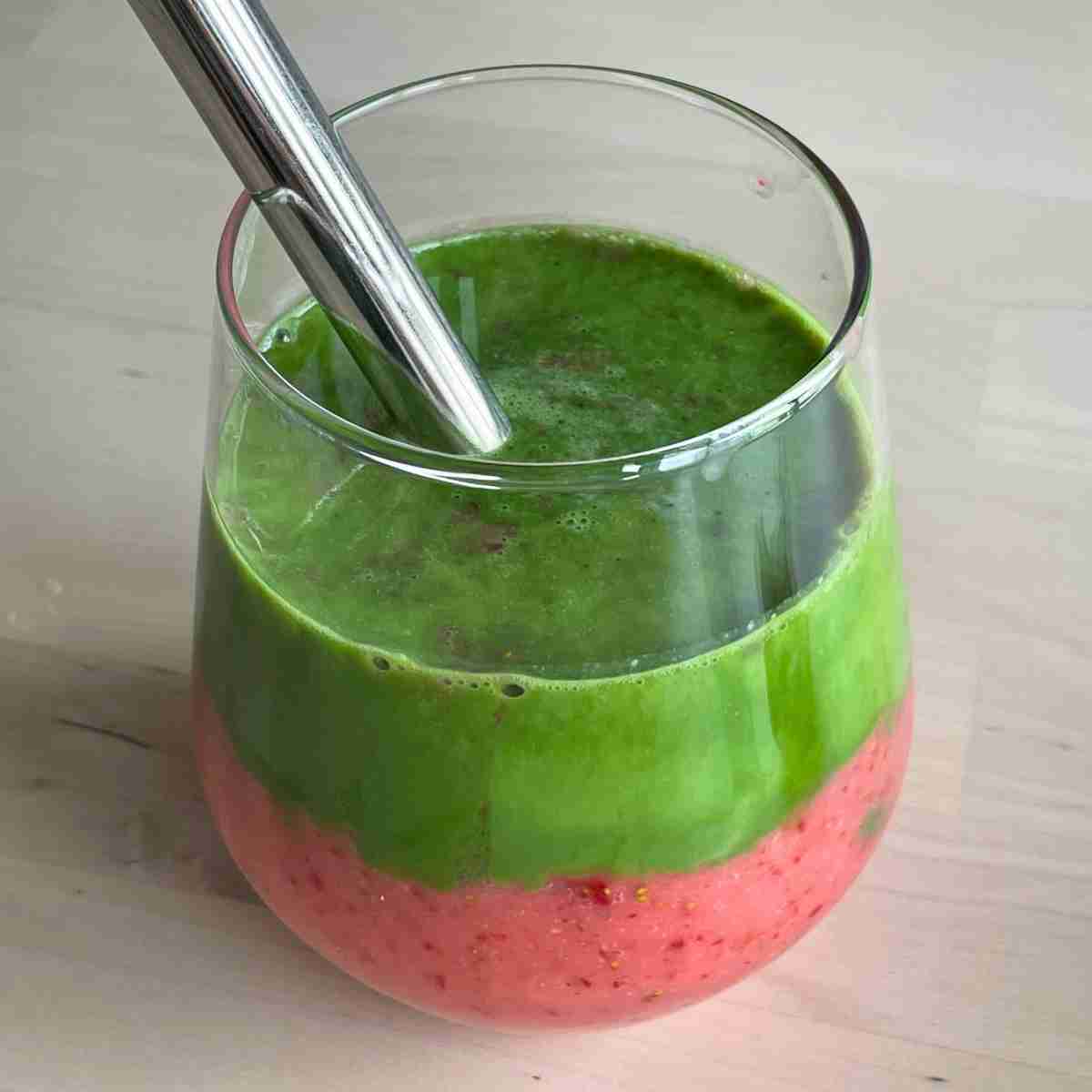 Strawberry matcha smoothie recipe with milk without yoghurt