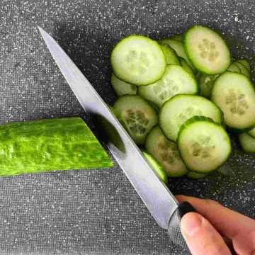 slice cucumbers to circles