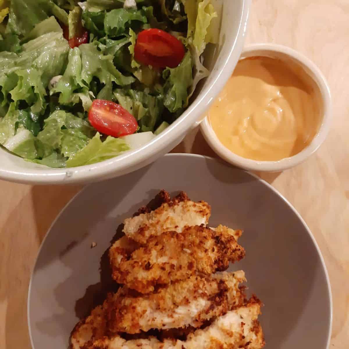 Crispy chicken strips and salad with Mayo hot dip