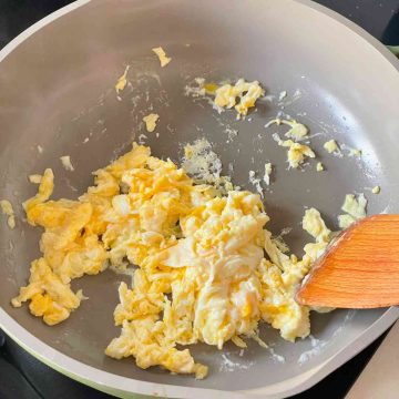 scramble egg in pan