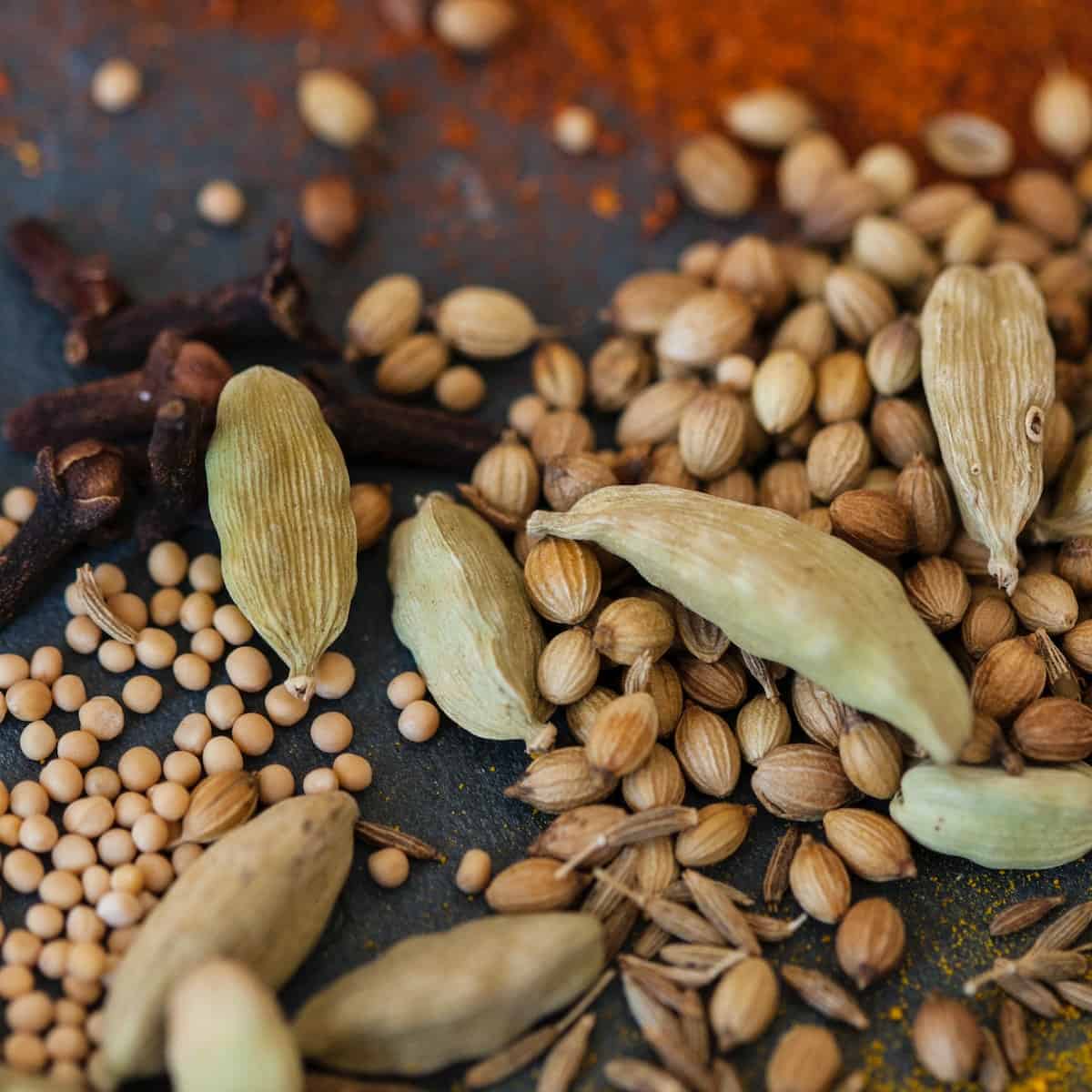 Cardamom pods and seeds freely laid on the table