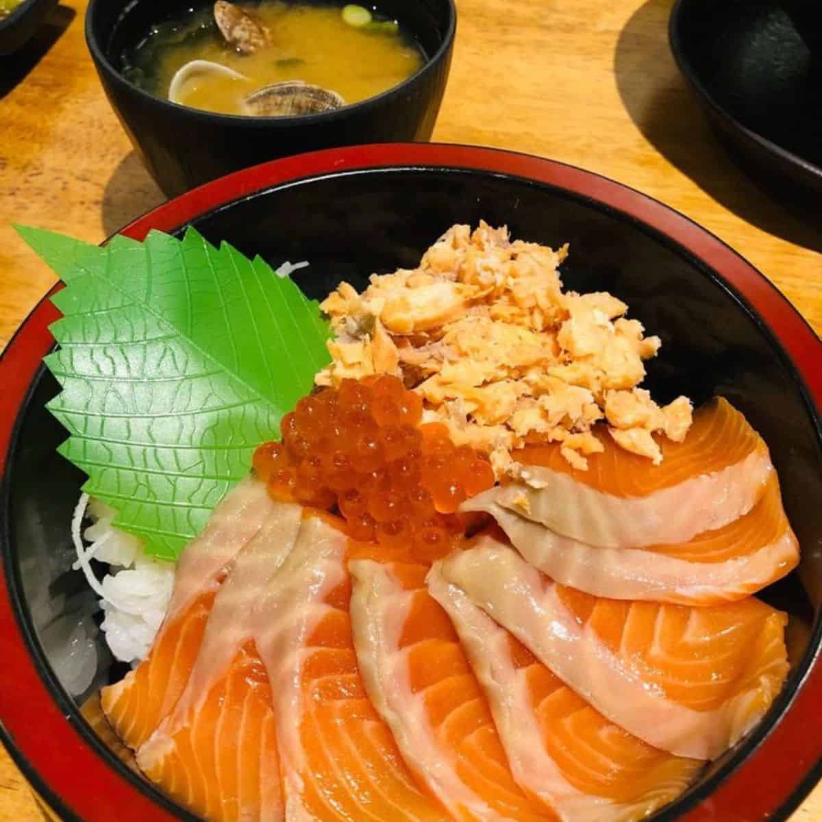 Salmon Oyakodon with fresh slices of salmon and other condiments