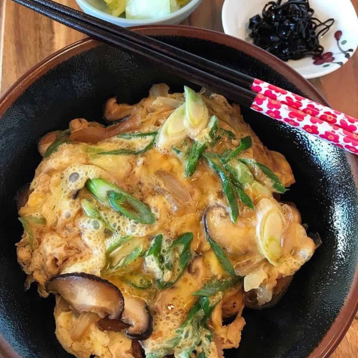 Vegetarian Oyako Donburi using Shitake mushrooms and meat substitutes