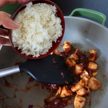 adding rice into ketchup chicken mix