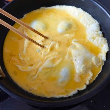 cooking creamy egg for omurice