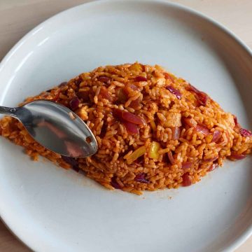 shaping ketchup rice with spoon