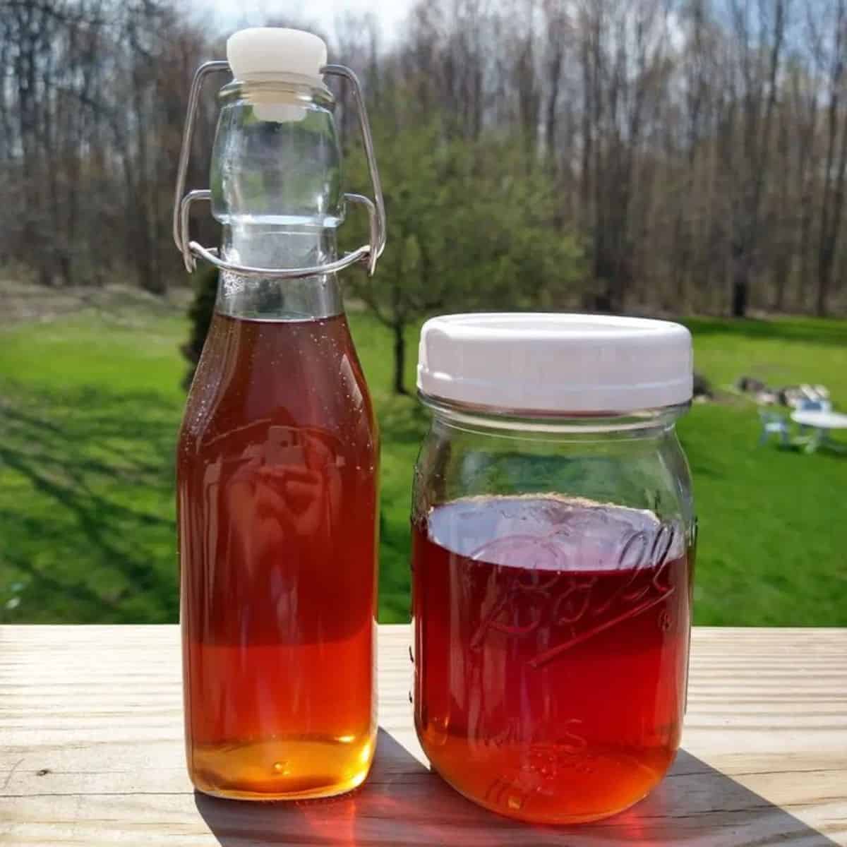 Magnolia syrup has a pinkish colour while gomme syrup is orangey