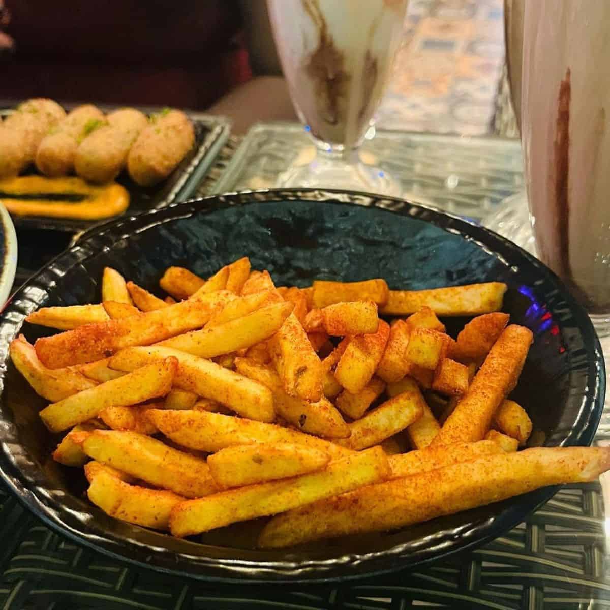 Crunchy potato fries sprinkled with peri peri seasoning