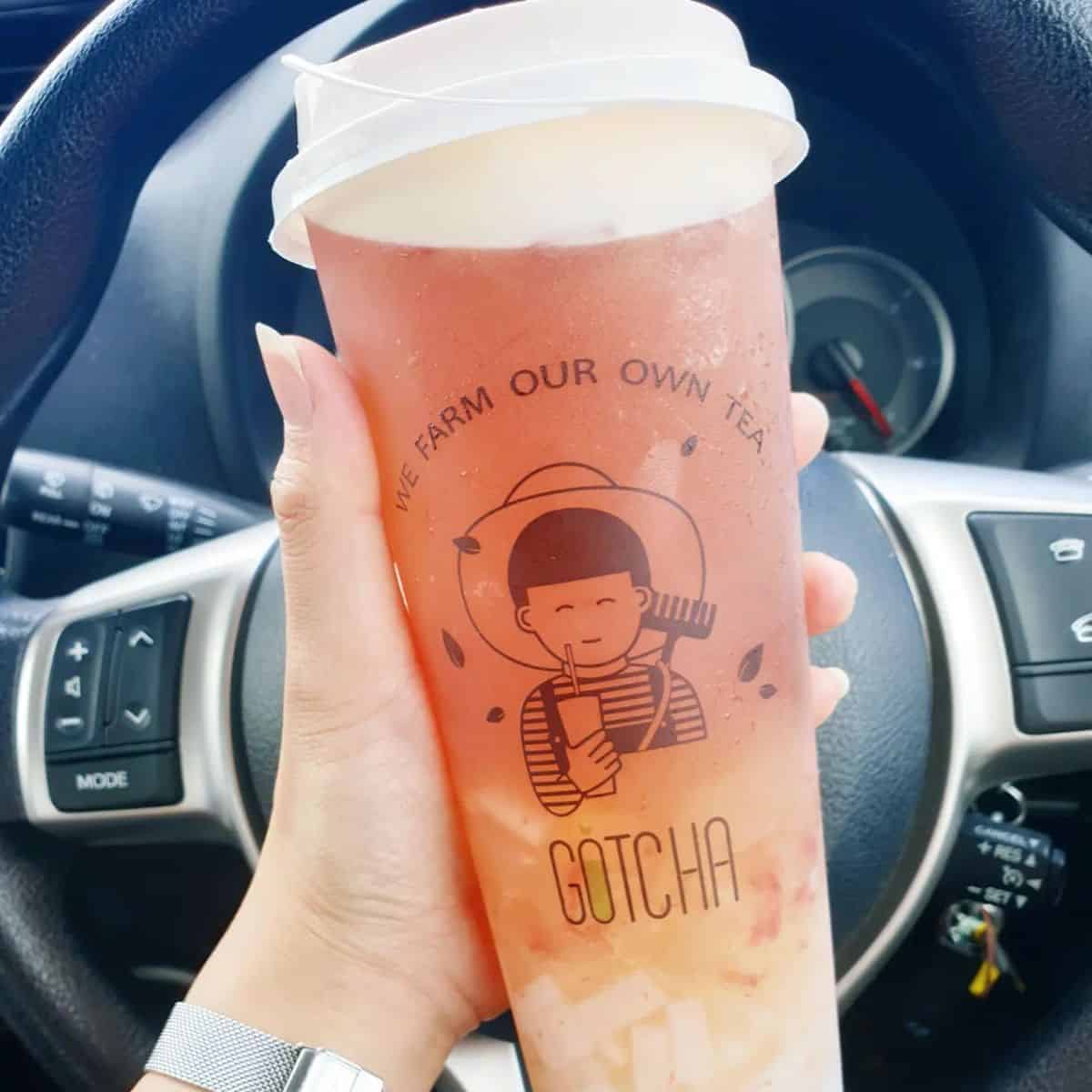  A cold cup of strawberry green tea with lychee jelly