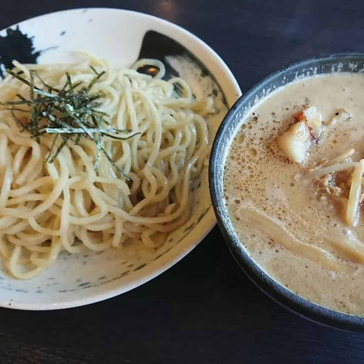 Japanese dish topped with seaweeds and a creamy broth