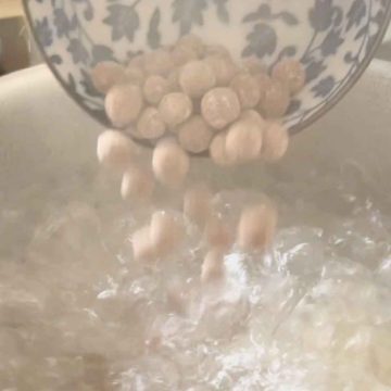 add uncooked tapioca pearls into boiling hot water